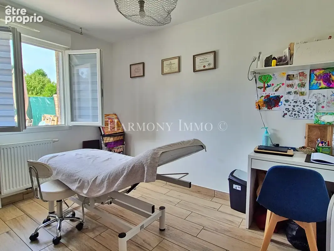 Maison de plain pied 4 pièces de 92 m2 avec piscine et jardin arboré - photo 11