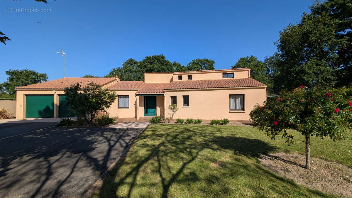 Maison à LES LANDES-GENUSSON