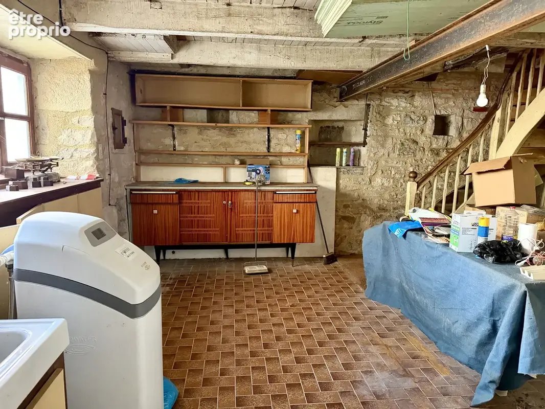 Maison de bourg en pierre avec terrain et dépendances - photo 9