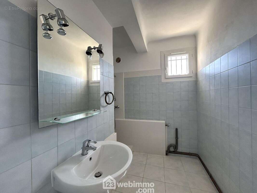 Salle d'eau de 4,50 m2 - Appartement à BIGUGLIA