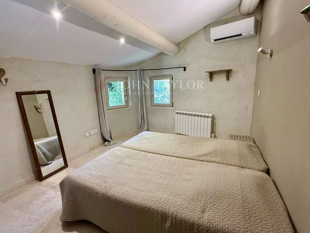 Propriété à vendre au pied de Gordes – Luberon – Maison principale + 2 gîtes indépendants – Piscine – Terrain arboré de 2 000 m² - photo 8