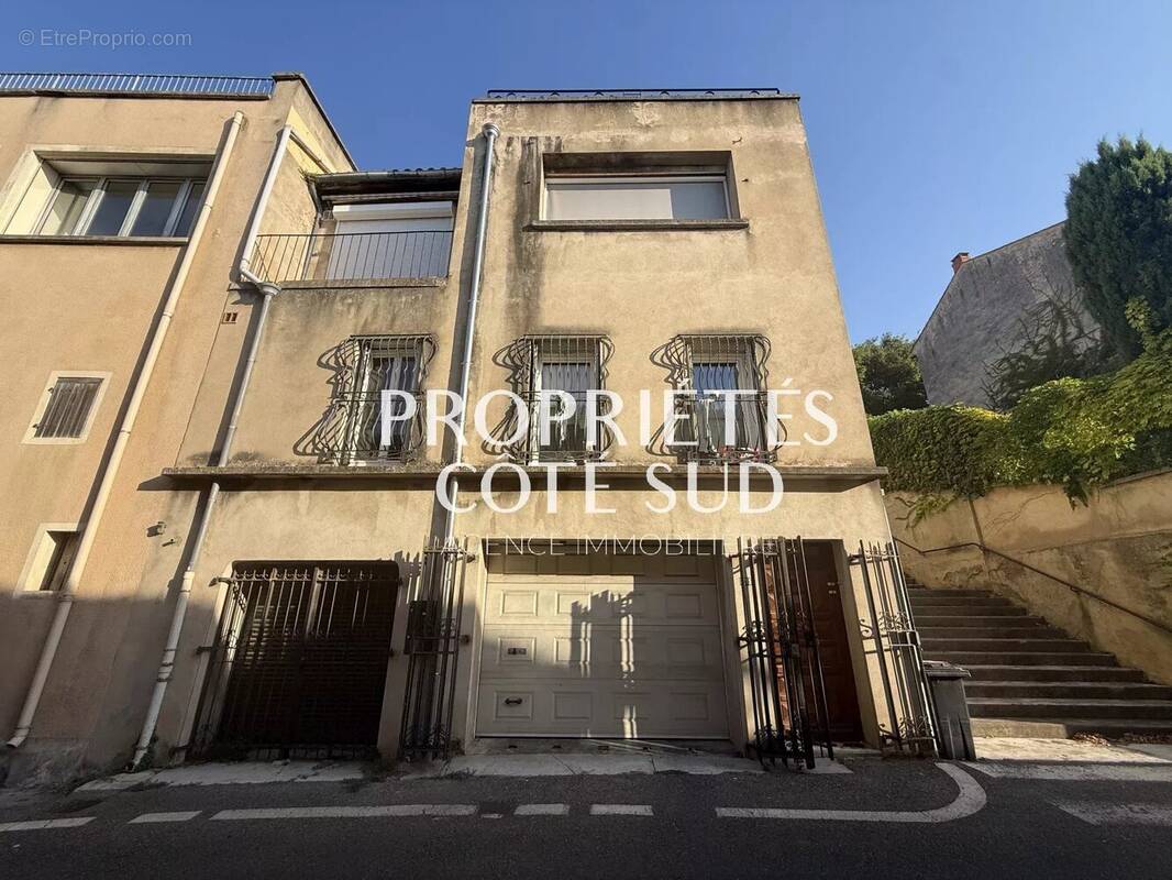 Commerce à LAUDUN-L&#039;ARDOISE