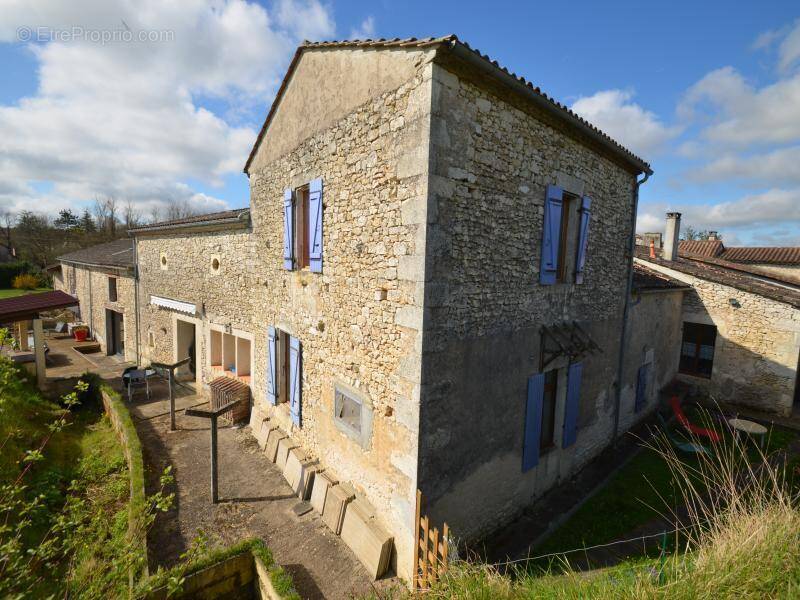Maison à LA ROQUILLE