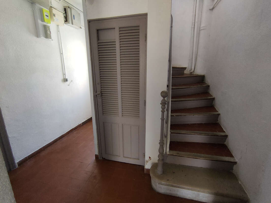 Appartement à LE REVEST-LES-EAUX
