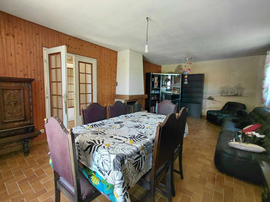 Maison à CHAMPS