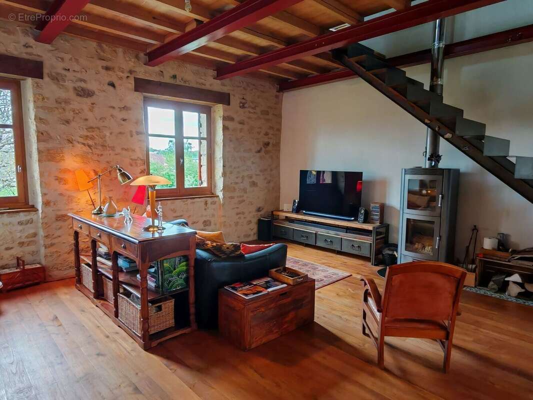 Salon 1er étage - Maison à EXCIDEUIL