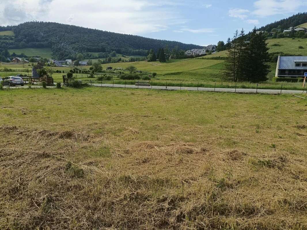 Beau terrain plat avec réseaux en bordure ,situé à Corrençon en Vercors . Tous commerces et services accessibles à pieds . - photo 2