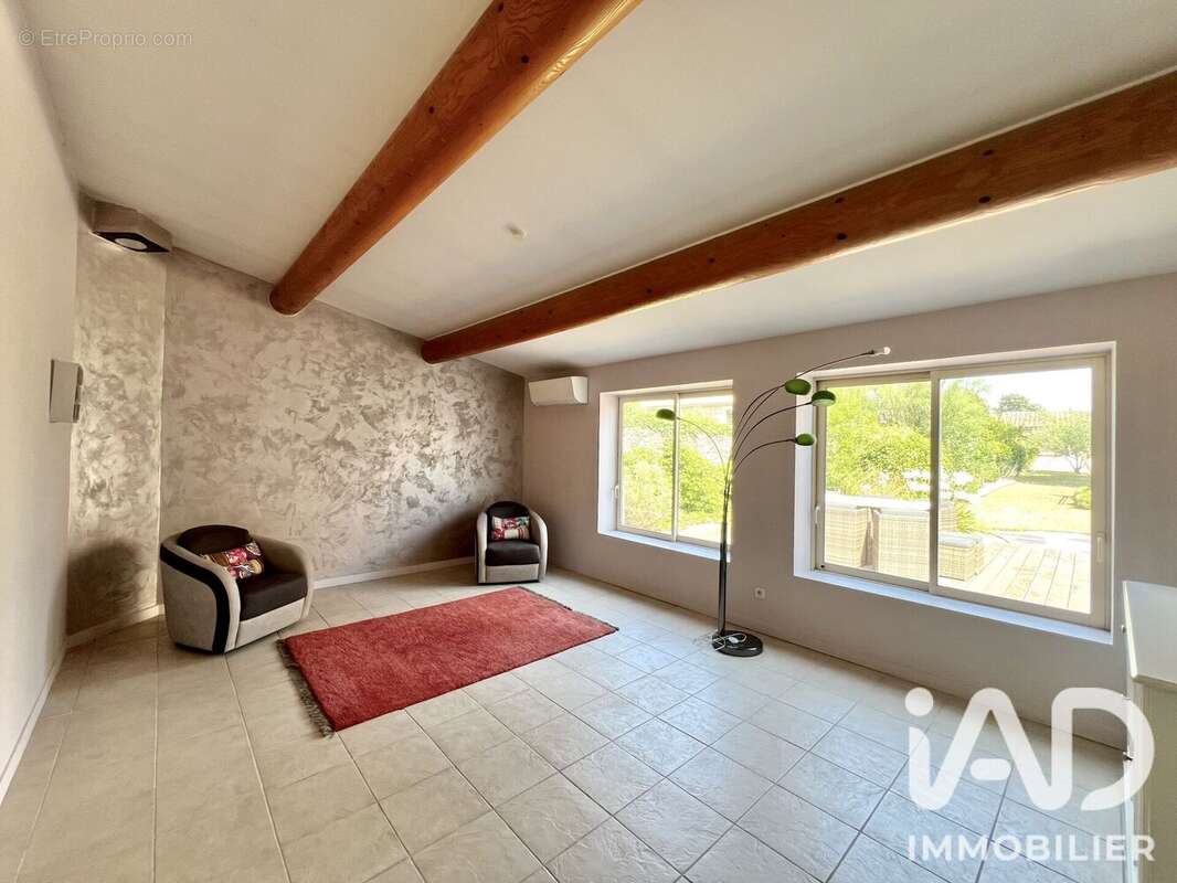 Maison 202 m² à Bouchet  - photo 7