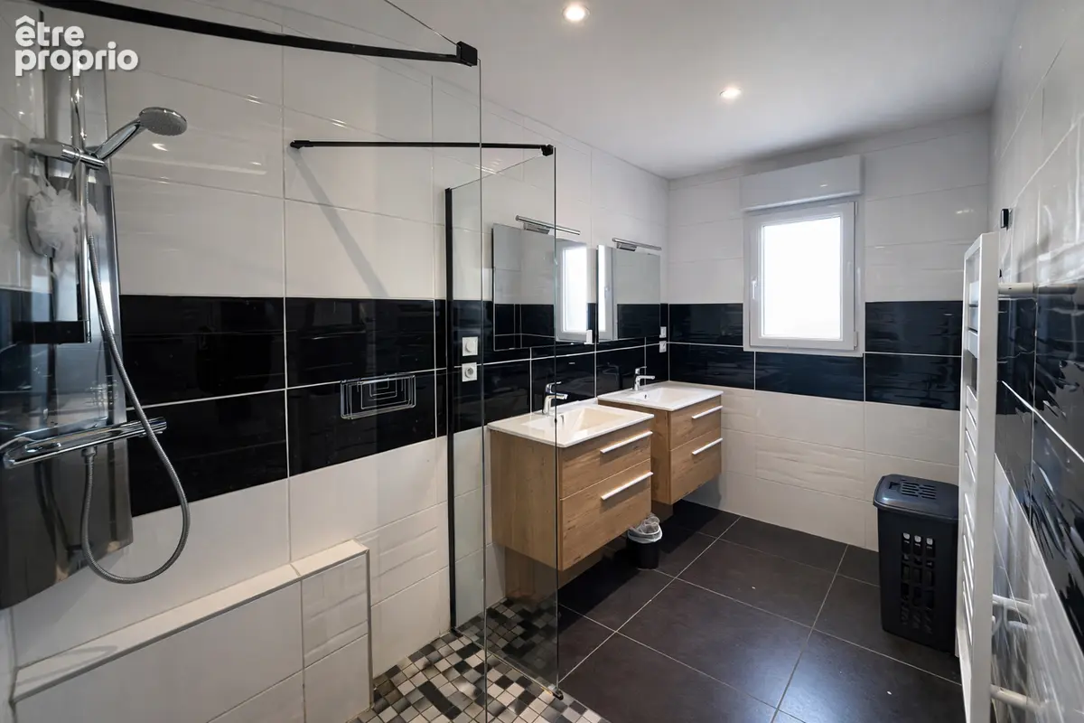 Maison familiale , 4 Chambres avec véranda, studio et deux garages .Proche Saumur - photo 9