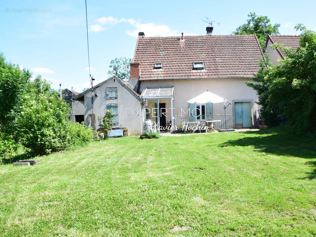 Maison à DURDAT-LAREQUILLE