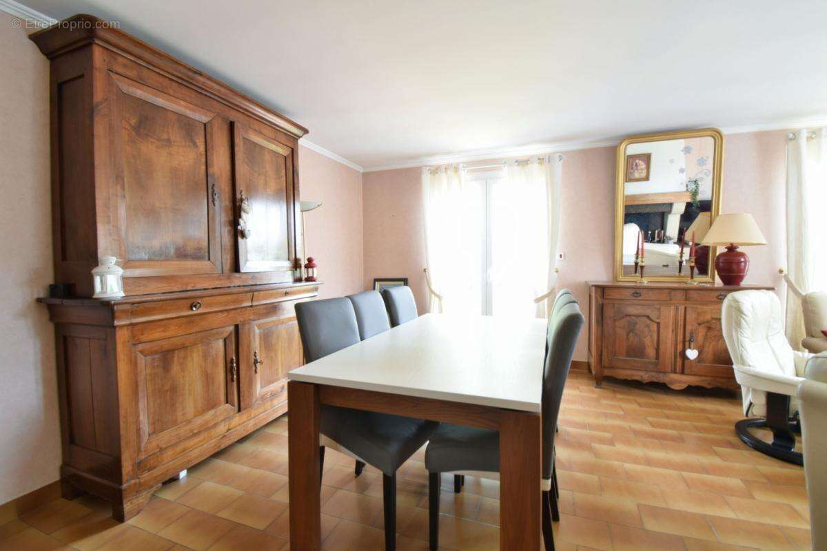 *** exclusivite *** maison familiale avec piscine jardin et double garage  *** st-georges-sur-allier 63800 *** - photo 6
