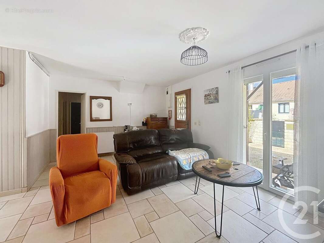 Maison à MONTMORT-LUCY