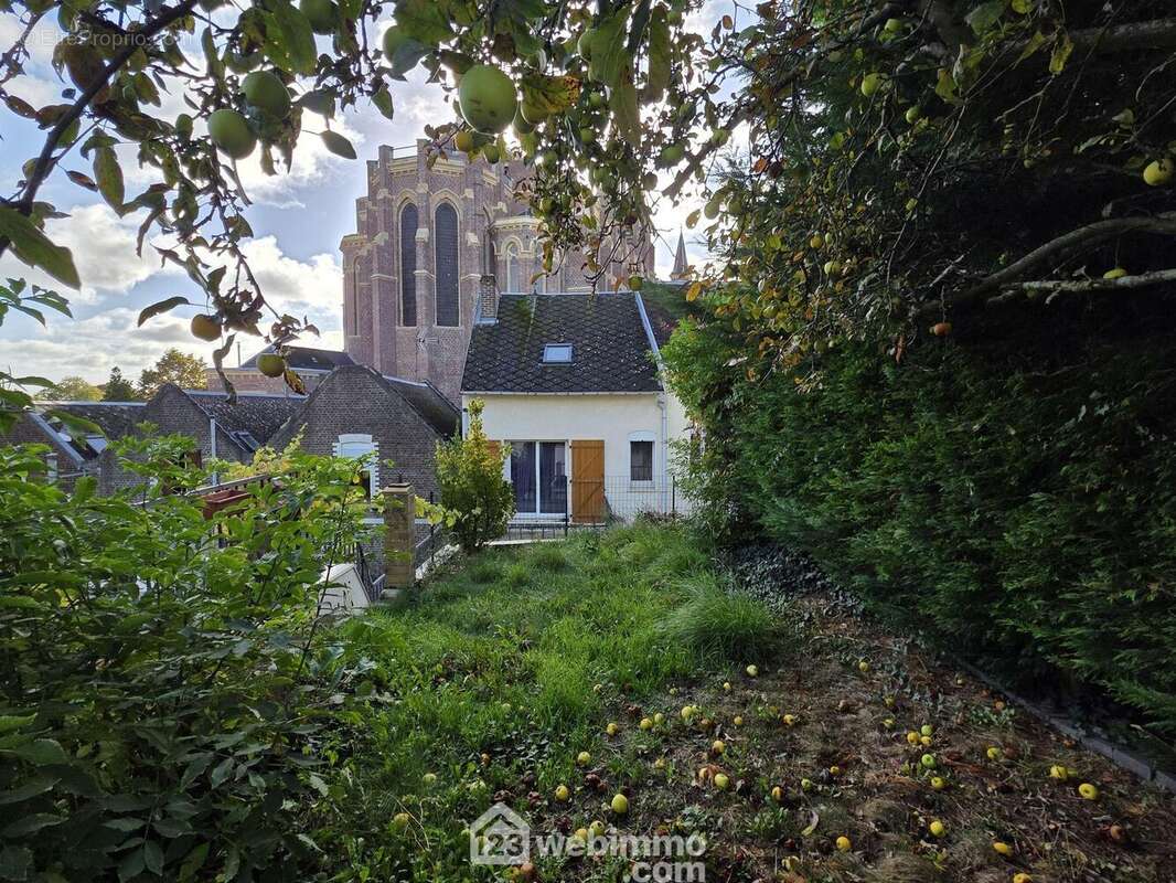 Découvrez le charme de cette maison de ville avec vue imprenable sur l?église, et agréable jardin verdoyant et arboré offrant une belle intimité ? - Maison à SAINT-QUENTIN