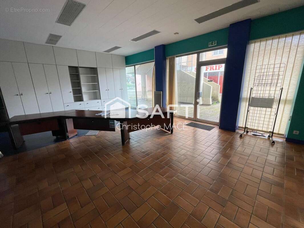 Photo 2 - Commerce à LAVAL