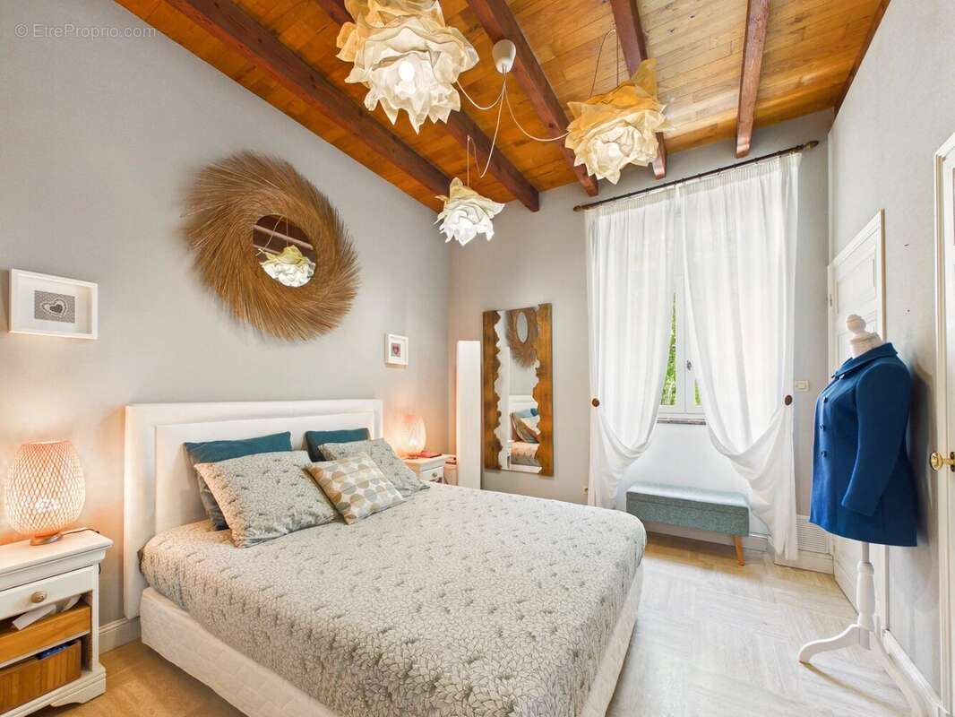 Jolie maison en pierre avec 4 chambres, un grand garage et un abri voiture. - photo 8