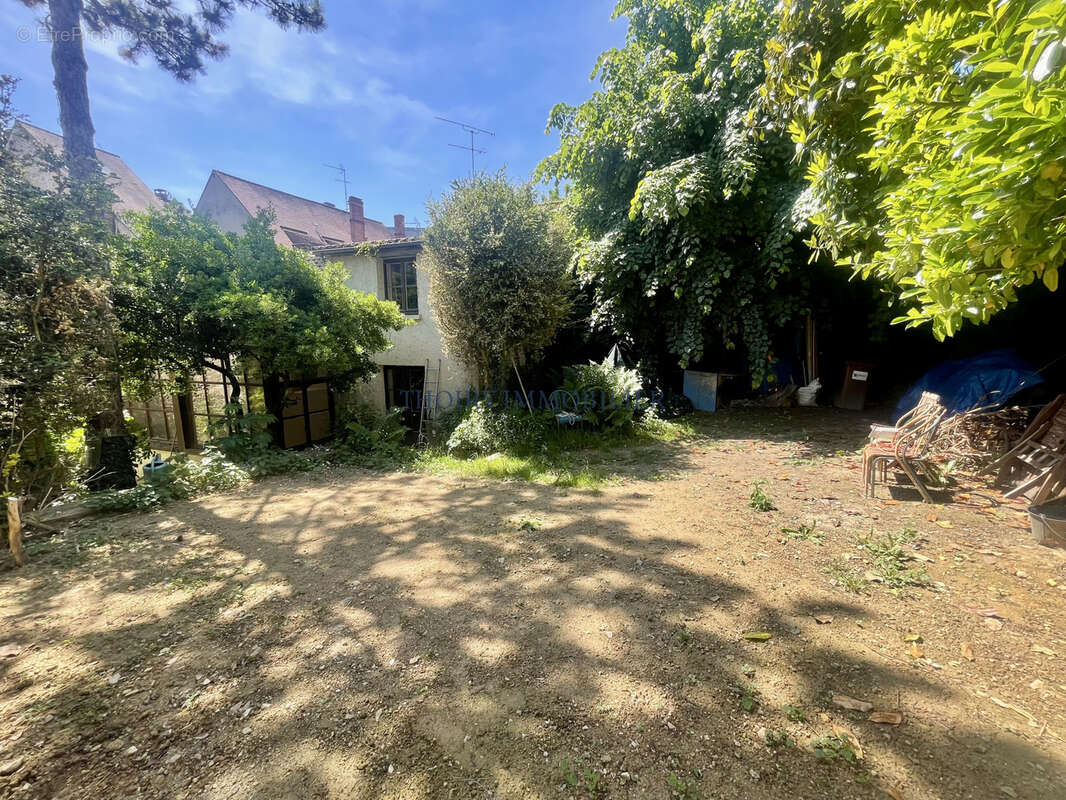 Local professionel à aménager sur 326 m2 clos de murs. - photo 3