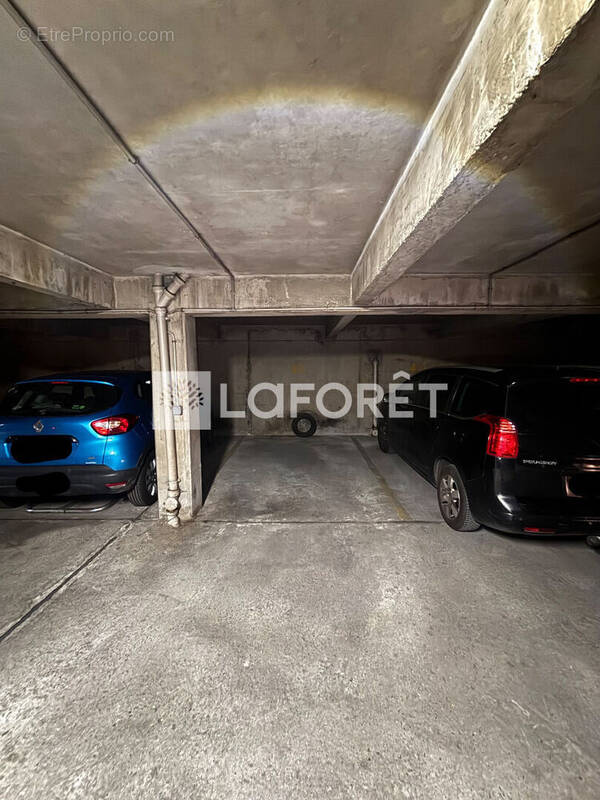 Parking à PARIS-17E