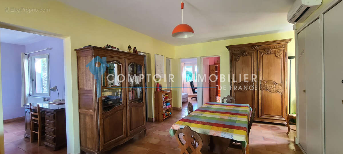 Collines - secteur residentiel - spacieuse villa 5 chambres avec piscine et dependances - photo 15