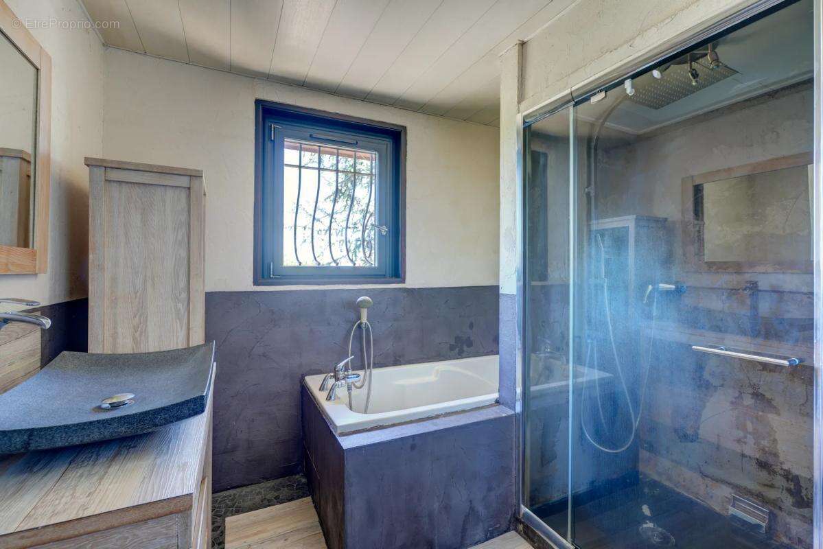 Maison de 8 pièces de 170 m² à Saint-Laurent-de-Mure - photo 14