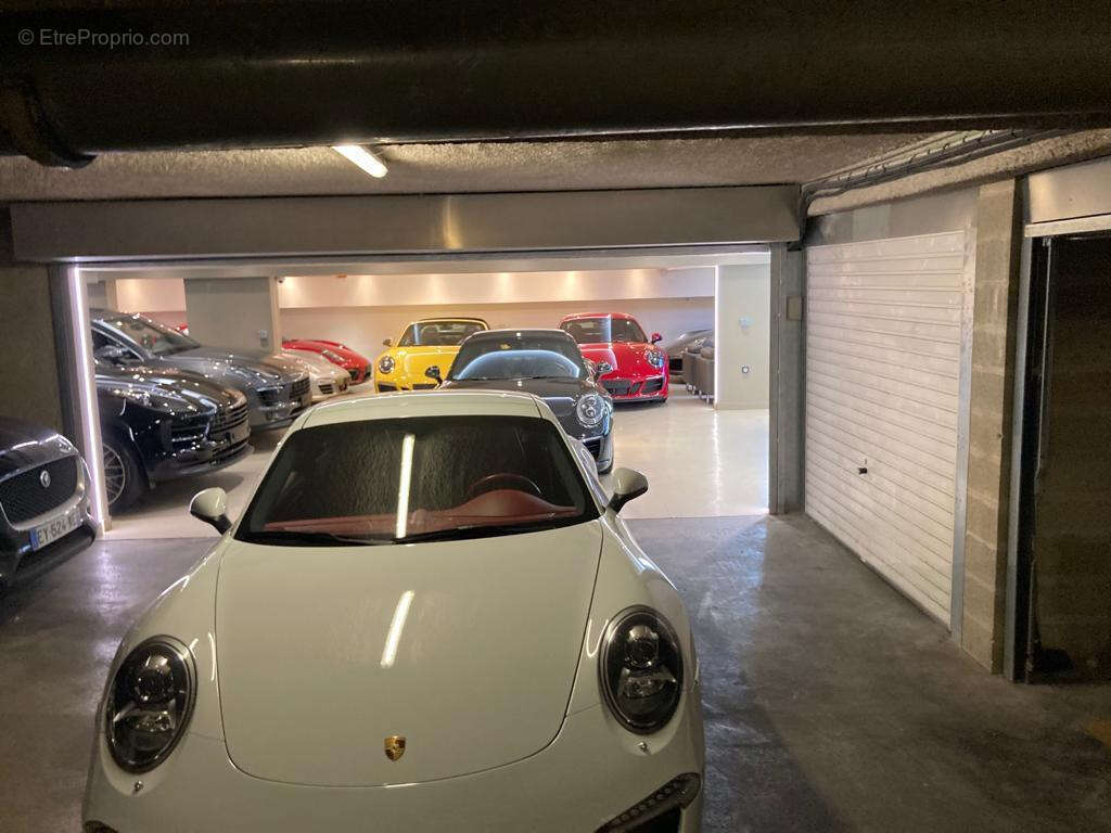Parking à PARIS-8E