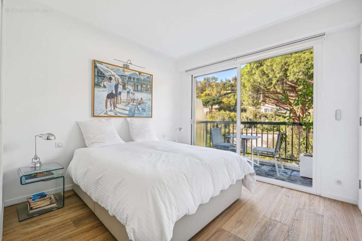 VENDU - CANNES - CROIX DES GARDES - DANS UN ÉCRIN DE BEAUTE   108 m2 élégants, vue époustouflante sur le Palm Beach, Les Iles de - photo 6