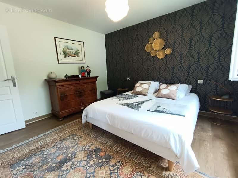 Maison 248 m² à Coutras  - photo 9