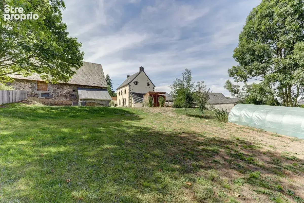 Propriété de caractère de 290 m² bâtis, Saint-Pierre-Roche — Maison rénovée 130 m² + grange de 160 m² à restaurer - photo 4