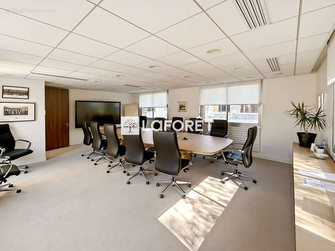 Bâtiment indépendant - Buc - 1232 m2 - photo 5