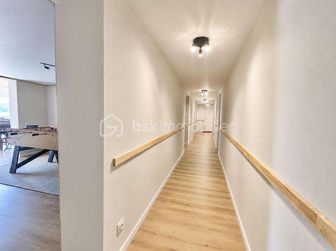 Propriété familiale de 211 m² avec piscine et espace indépendant - photo 8