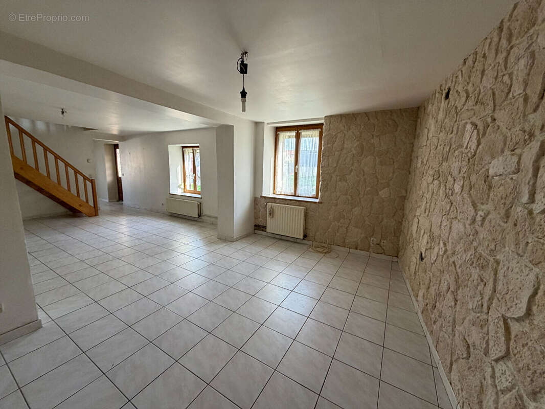 Maison à CREVECHAMPS