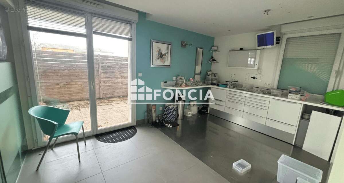 Commerce à LA SALVETAT-SAINT-GILLES