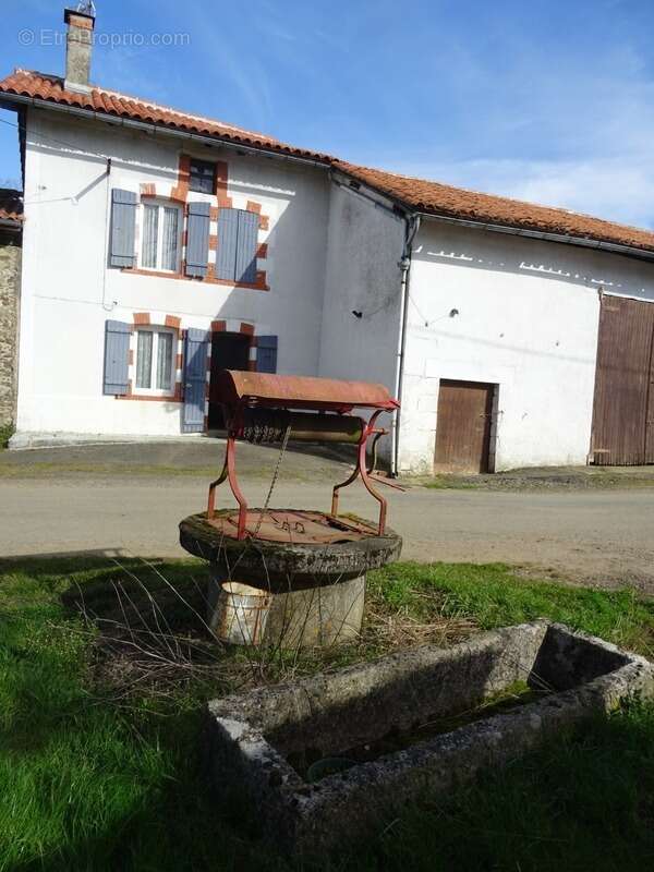 Maison à CHERVES-CHATELARS