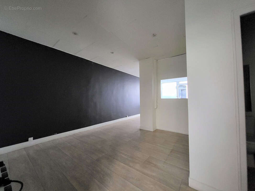 Commerce à PARIS-9E