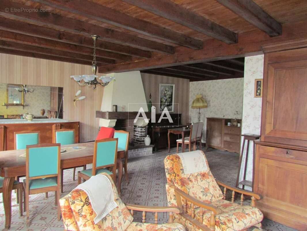 Maison à LES ADJOTS