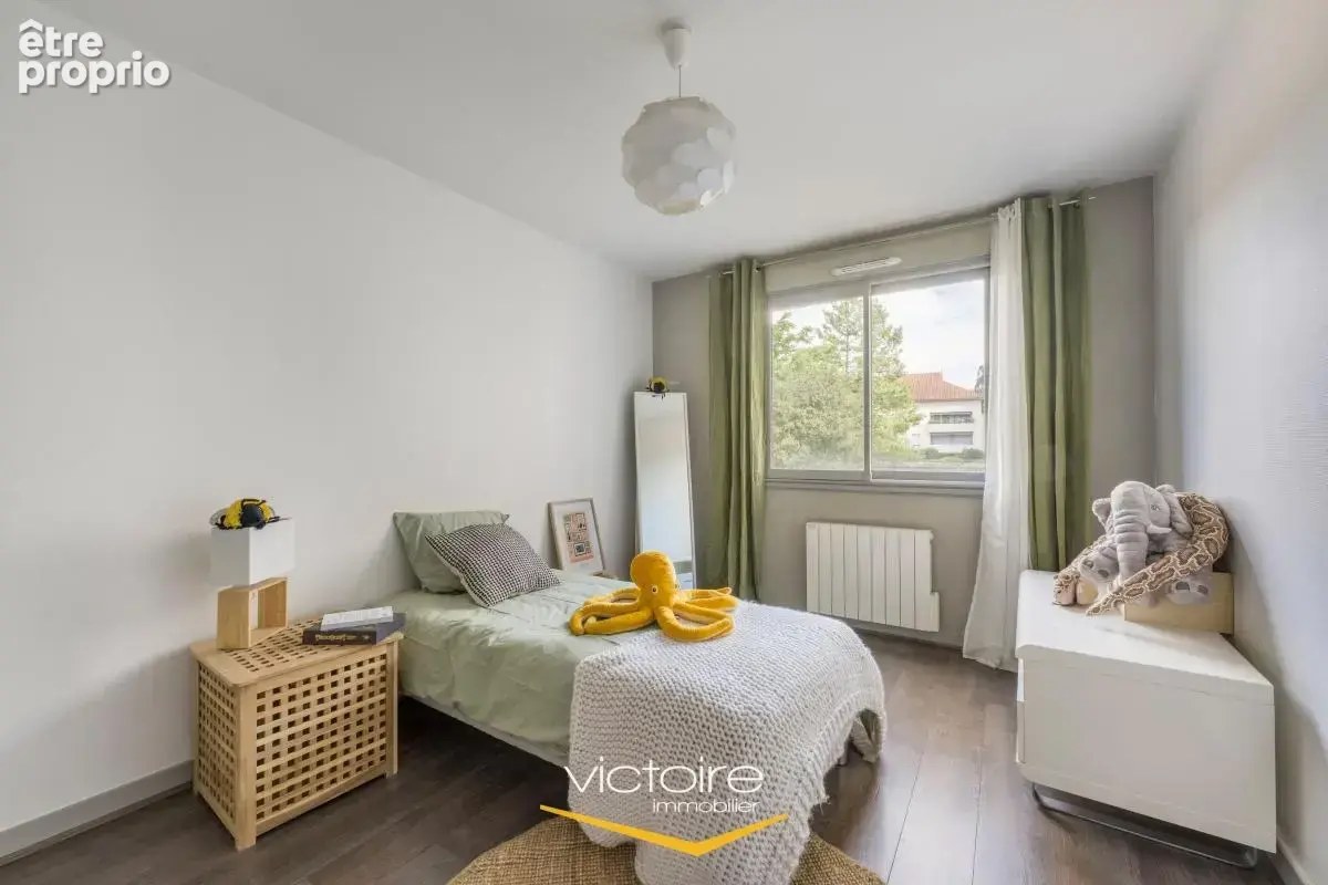 VILLEURBANNE / LIMITE MONTCHAT – Place Ronde – Spacieux T3 de 85 m2 traversant avec balcon - photo 8