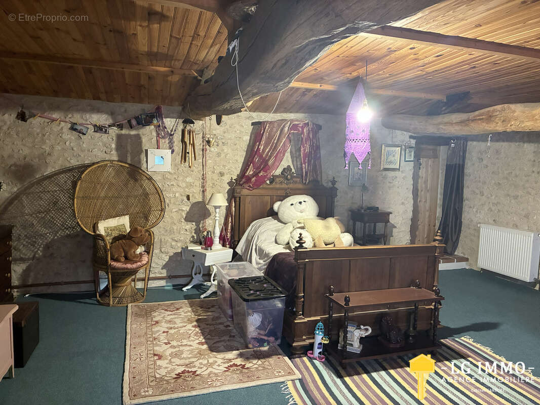 Belle maison familiale de 315 m2,  4 chambres, terrain 8000 m2, dependances - photo 10
