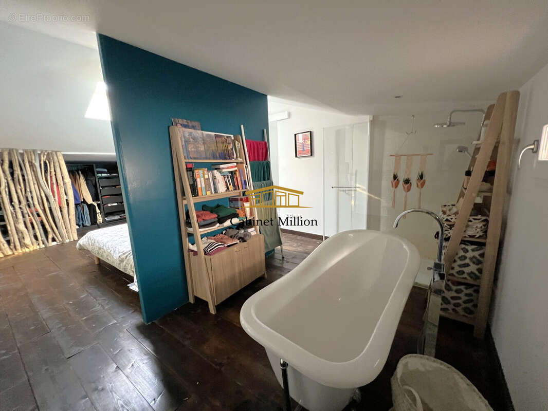 Maison à VIC-LA-GARDIOLE