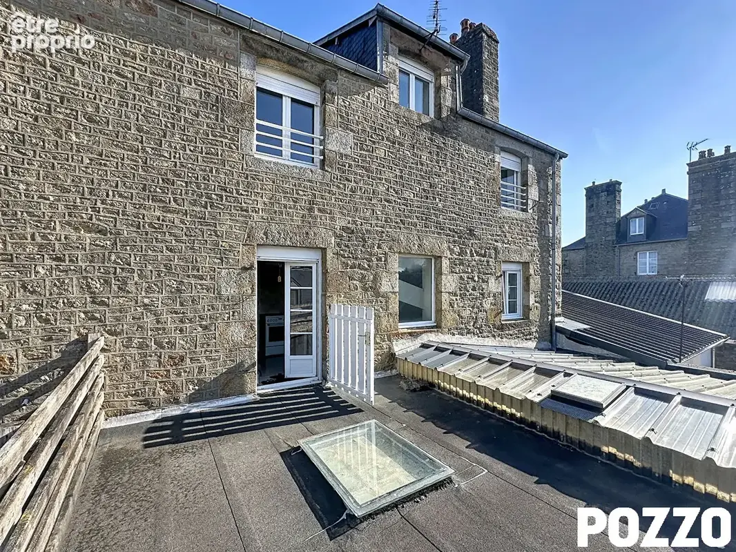 A Vendre - Avranches - Immeuble 15 pièce(s) 265.8 m² - Local commercial + 5 appartements - photo 2