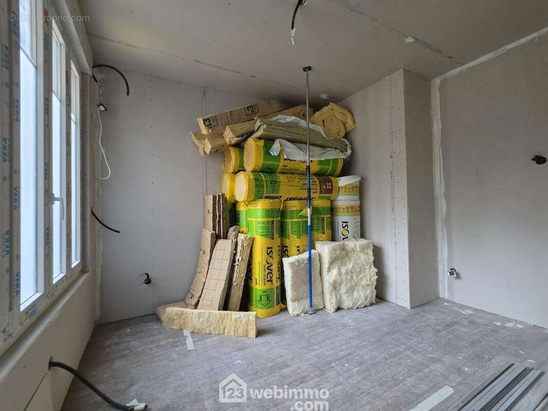 Chambre offrant un beau volume et une belle luminosité naturelle. Un espace à aménager selon vos envies pour créer un véritable cocon. - Appartement à REIMS