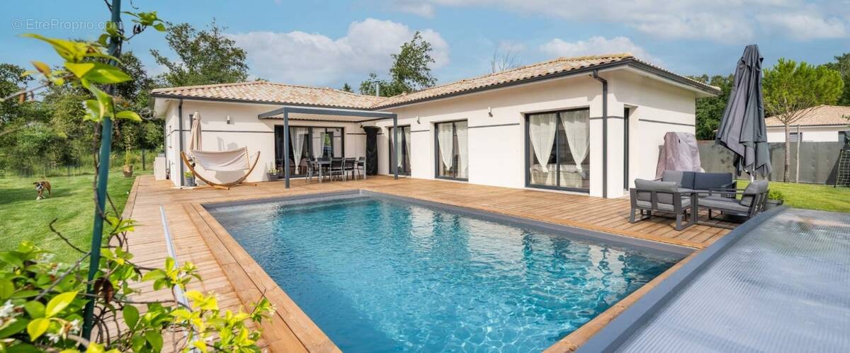 Terrain à SAINT-GENES-DE-LOMBAUD