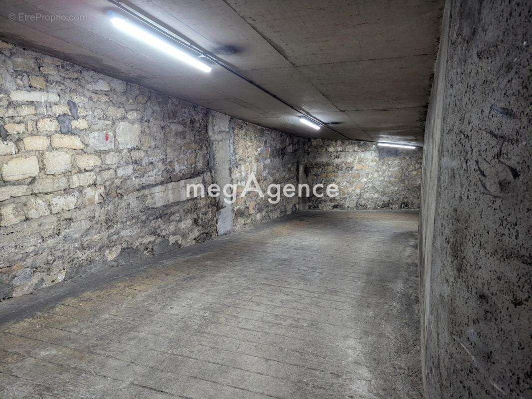 Parking à PARIS-11E