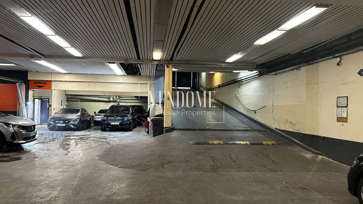 Parking à PARIS-2E