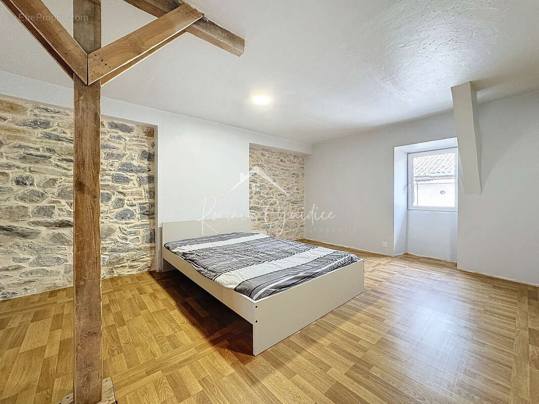 Maison à SAINT-GEORGES-DE-LUZENCON