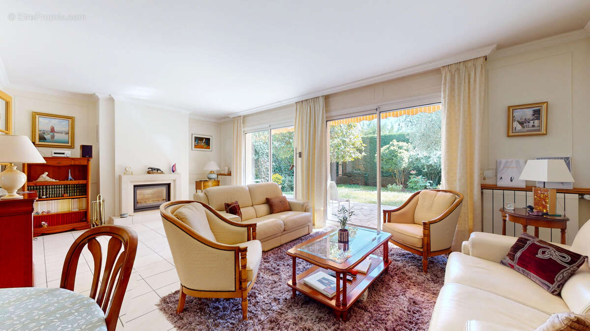 Maison à SAINTE-GENEVIEVE-DES-BOIS