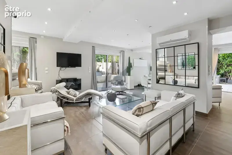 Champagne au Mont d’Or : maison familiale de 208 m2, 5 chambres, piscine, jardin paysager et terrasses. - photo 3