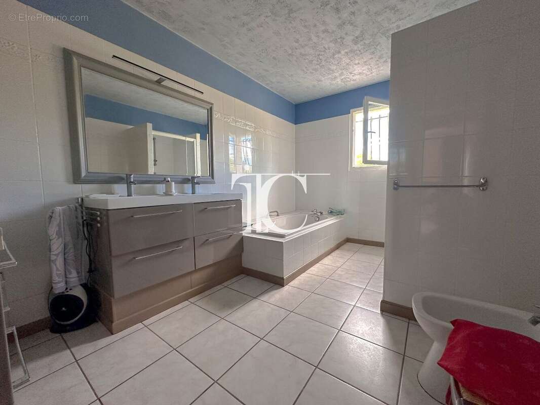 Maison à SAINT-VICTOR-DE-MALCAP