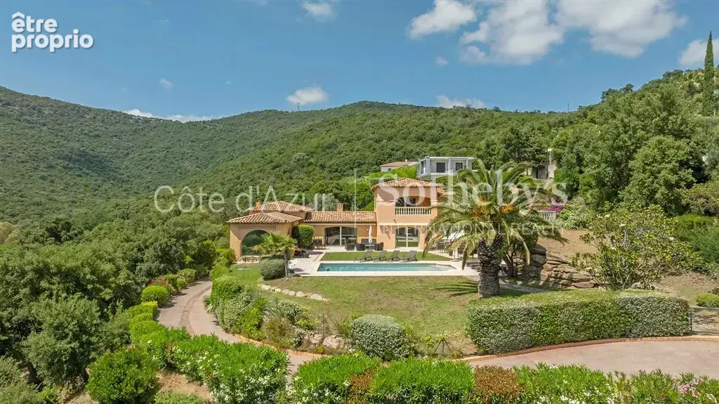Élégante bastide de prestige avec vue panoramique sur la baie de Cavalaire-sur-Mer - photo 3