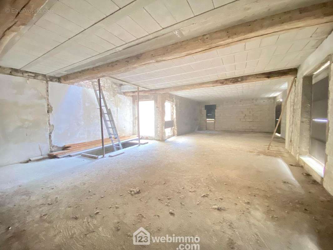 Toutes les fenêtres et les volets sont à disposition dans l'immeuble - Maison à LAON