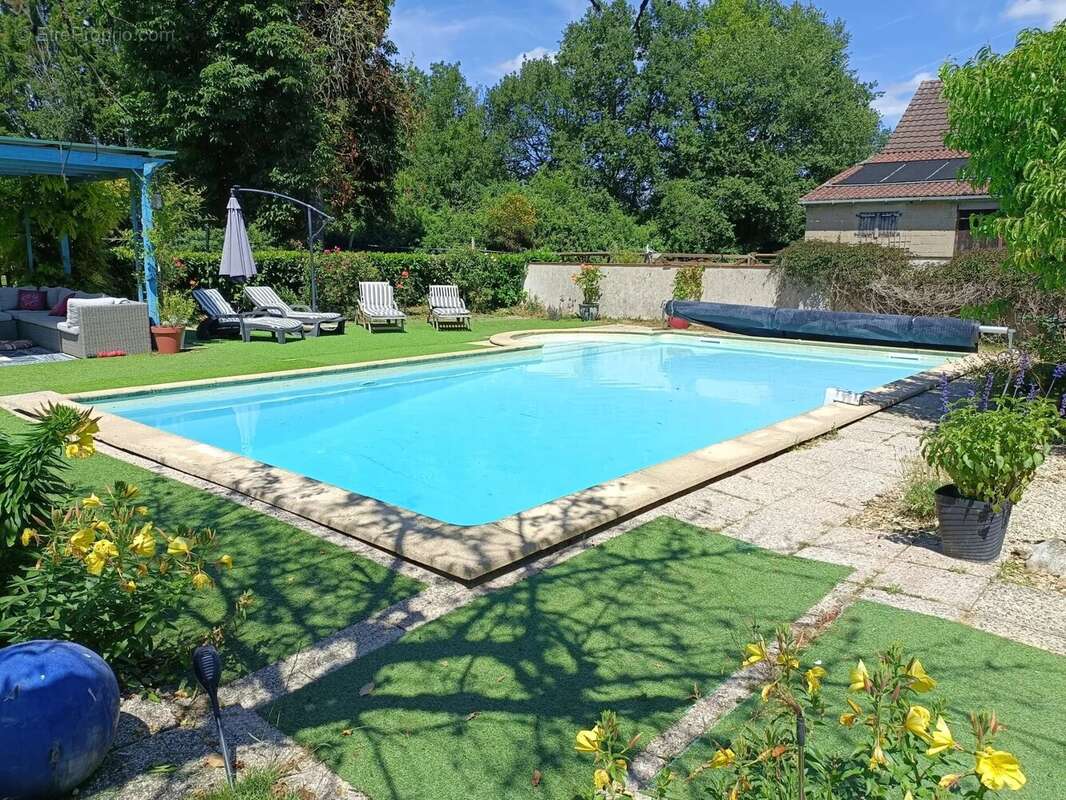 Charmante propriété équestre avec carrière en sable, granges, piscine et plus de 4 hectares de terrain - photo 2