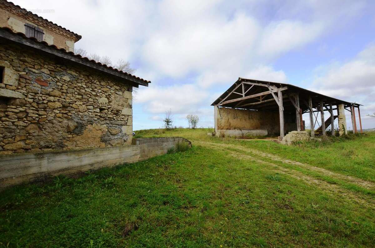 07  Cote et hangar  side and hangar - Maison à PESSAN